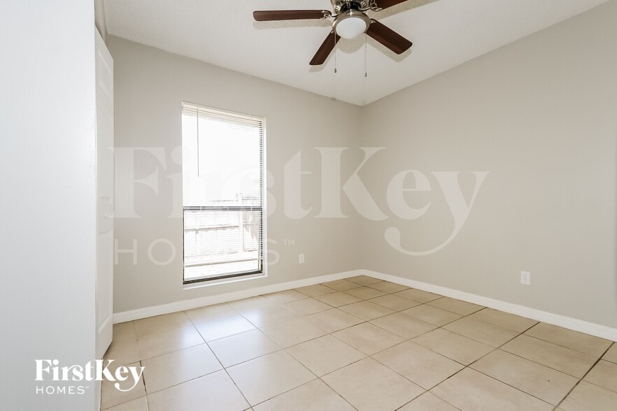 Building Photo - 438 SE Streamlet Ave