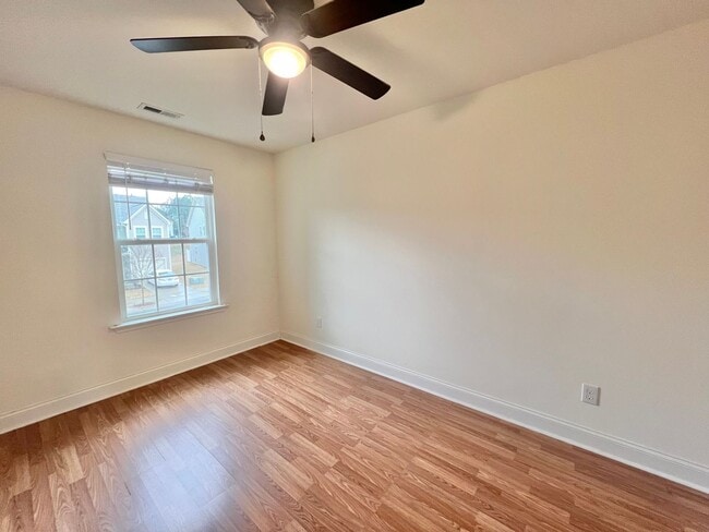 Building Photo - Stunning 3BD, 3BA Raleigh Townhome in an H...