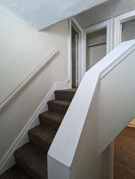 Building Photo - 608 Elmwood Ave