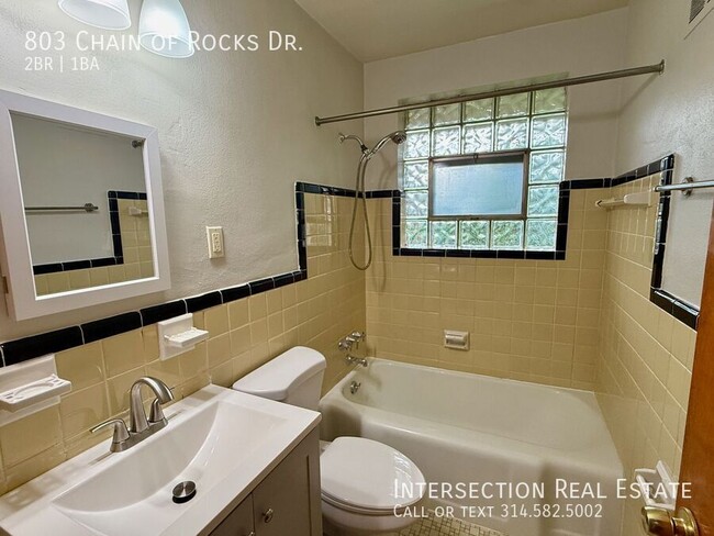 Building Photo - 803 Chain of Rocks Dr
