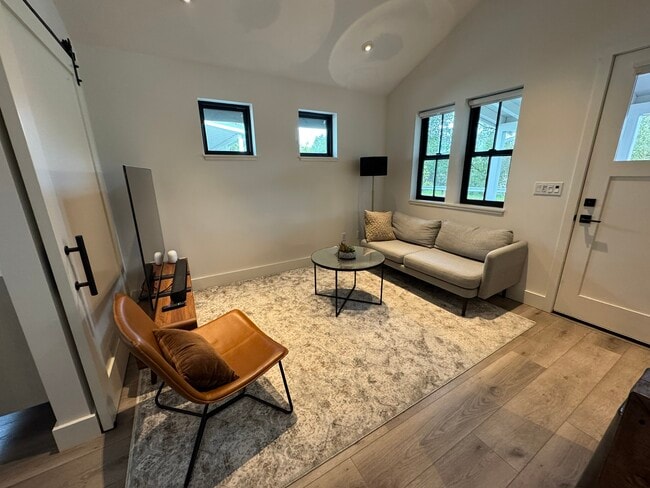 Building Photo - 125 Kennedy Ln