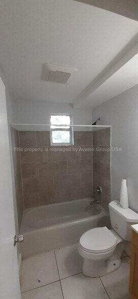 Building Photo - 610 W 18th St