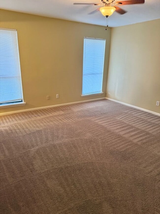 Building Photo - Move in ready! Three bedroom 2 bath home i...