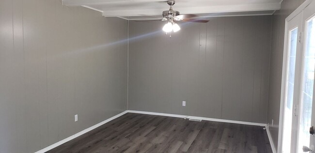 Building Photo - Great single family home!