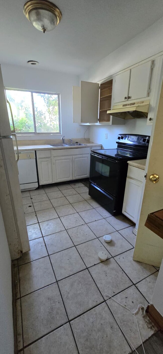 Building Photo - 6110 SW 10th Pl