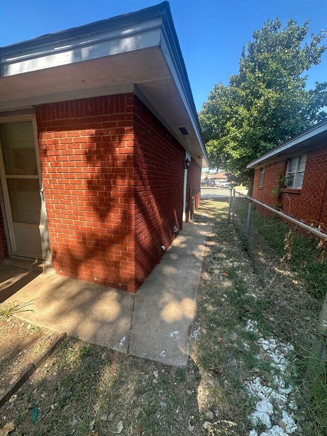 Building Photo - 2524 Eagle Dr