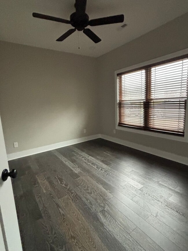 Building Photo - Stunning 4-Bedroom Home in Piney Flats with Mountain Views