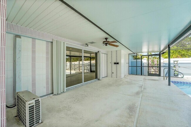 Building Photo - 154 SE Naranja Ave
