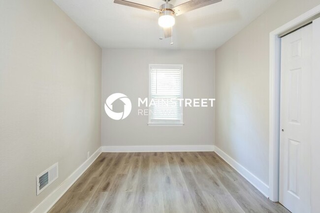 Building Photo - 1405 Country Club Dr