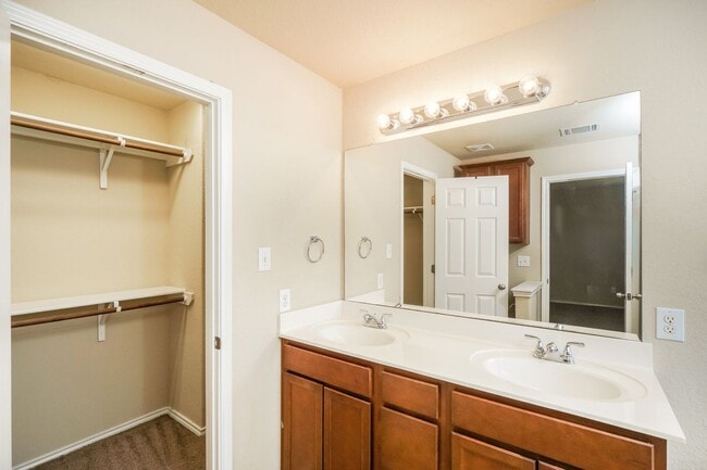 Building Photo - 4 bedroom home only 4 miles from Randolph AFB