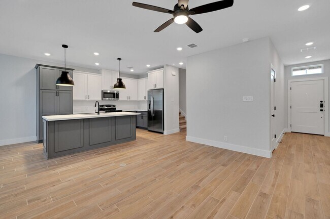 Building Photo - Beautiful Townhome!