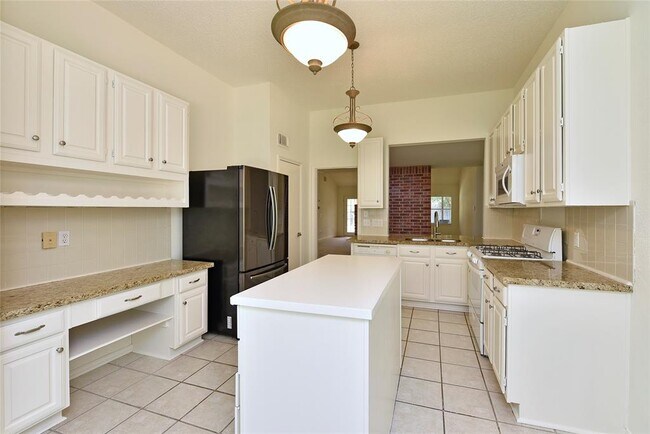 Building Photo - 2035 Shorewood Ln