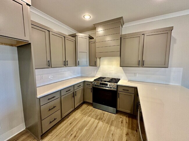 Building Photo - 2805 SW Hampshire Ave