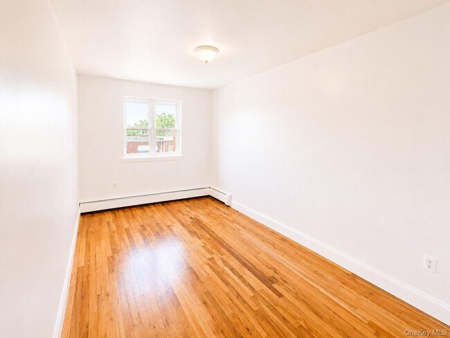 Building Photo - 533 Soundview Ave