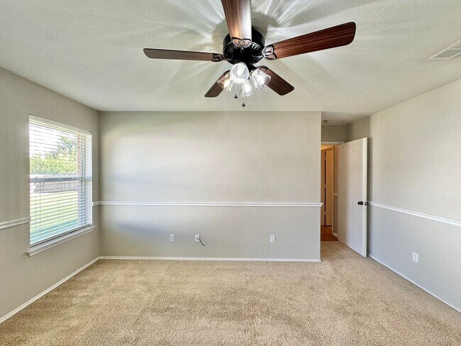 Building Photo - Discover the charm of this 3 bed 2 bath exquisite home!