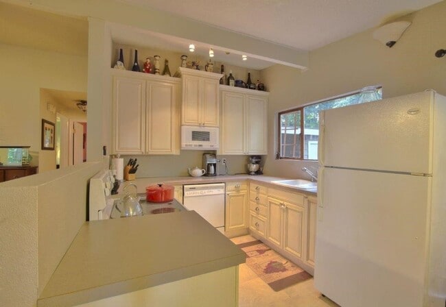 Building Photo - Charming 3 Bed 2 Bath Home in Eastgate