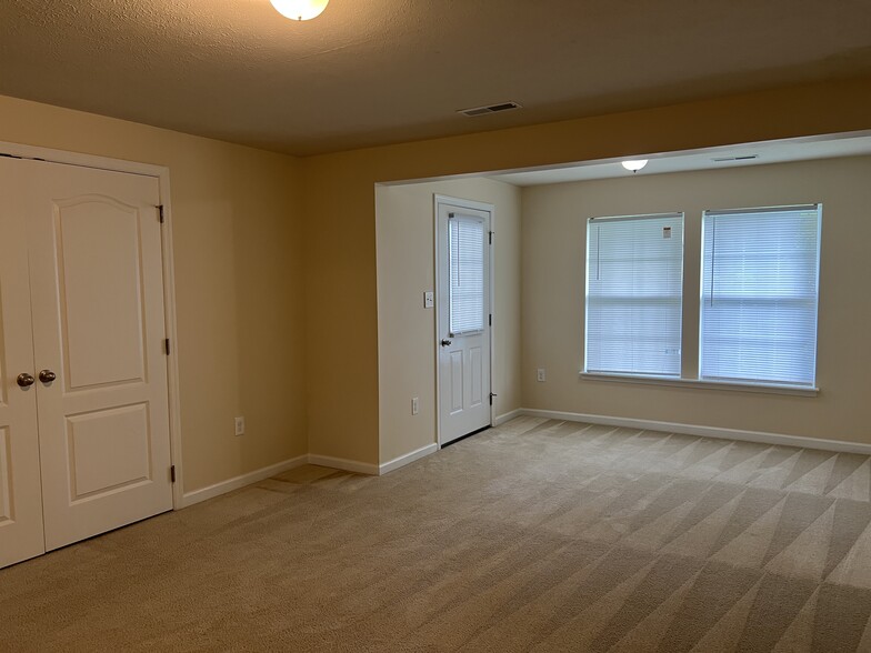 Building Photo - 325 Falcon Run