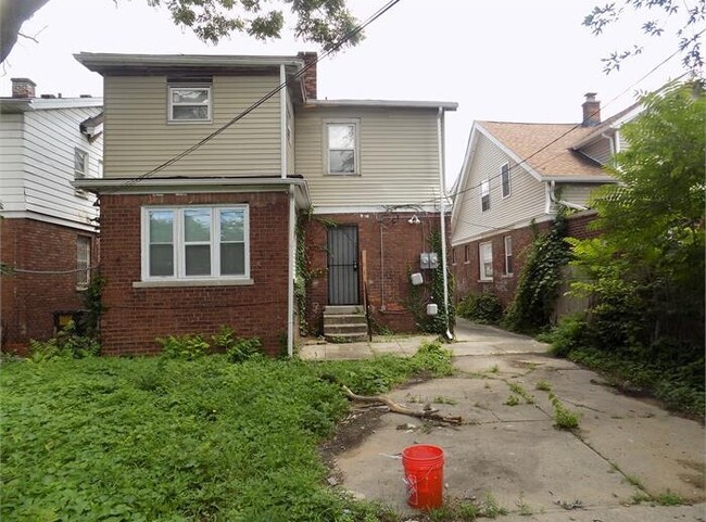 Building Photo - 2 Bedroom Townhome - Upper Unit Flat