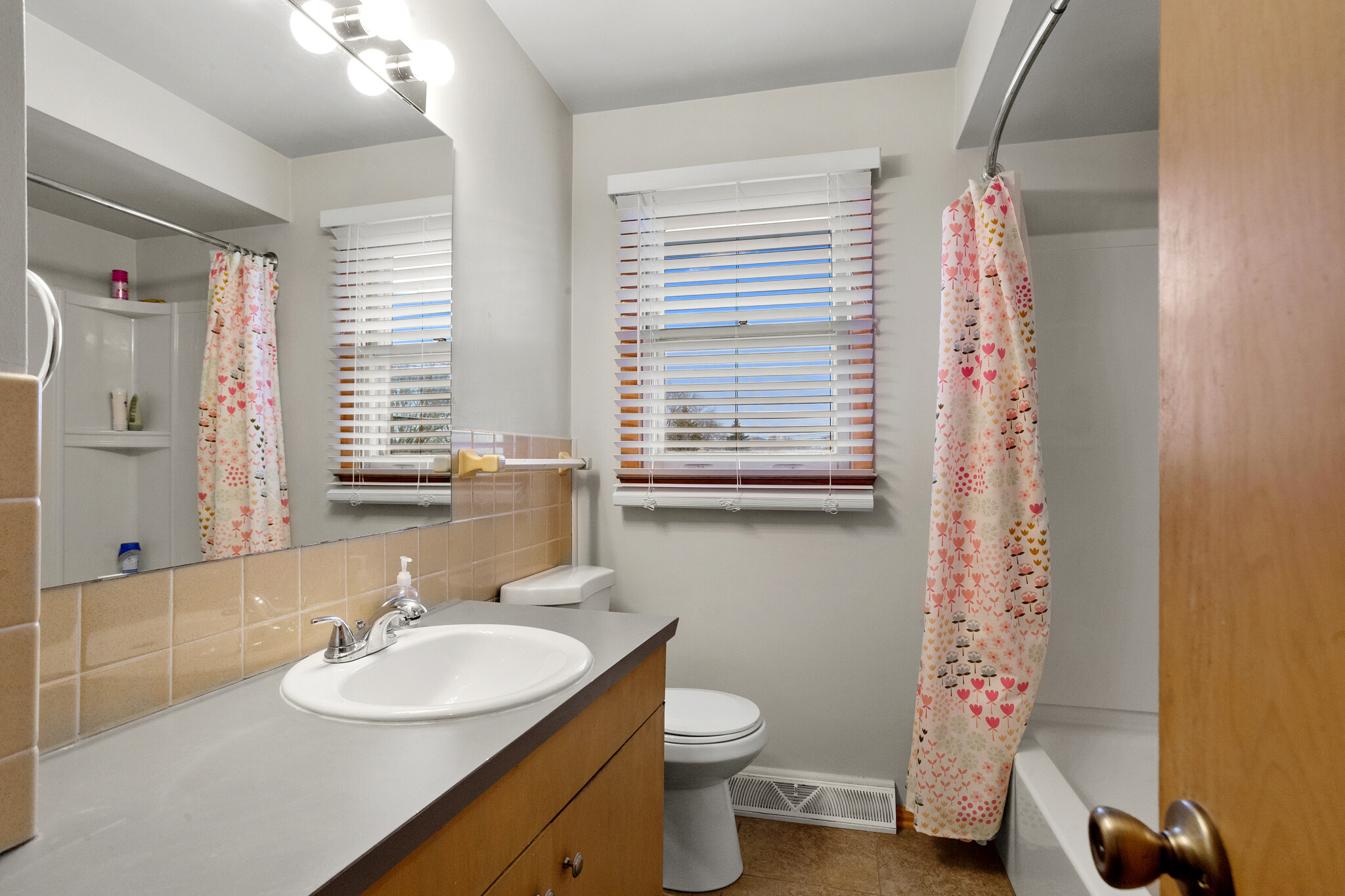 Full Bath 2nd Floor - 2614 Saemann Ave