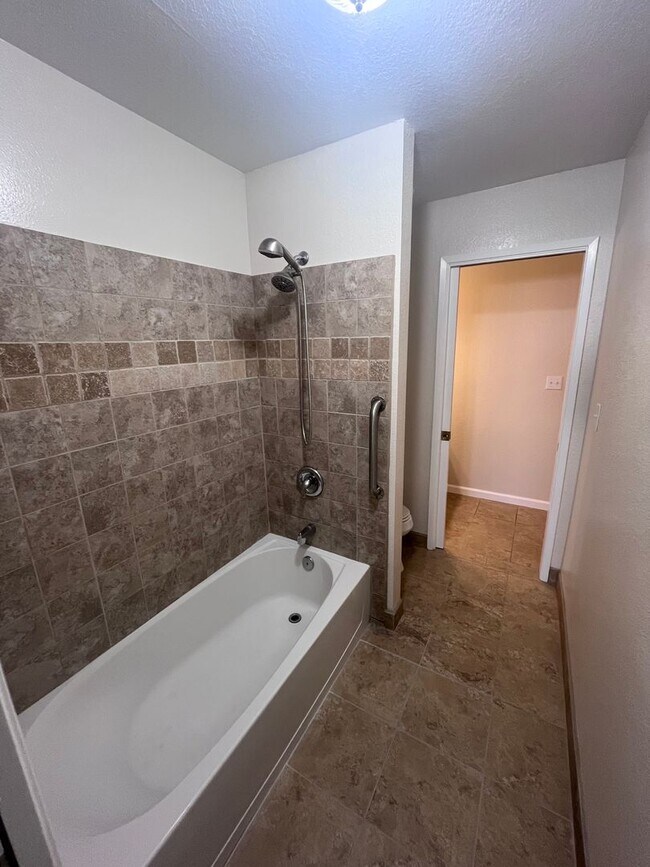 Building Photo - NICE UPDATED CONDO IN ROLLINGWOOD POINTE!!