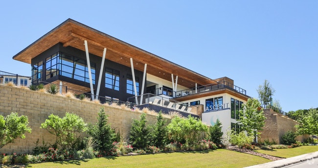 Building Photo - Ascent Cresta Bella