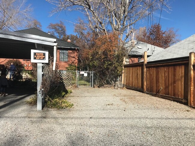 Building Photo - ONE CAR GARAGE - DUPLEX - NOSTALGIC - OLD ...