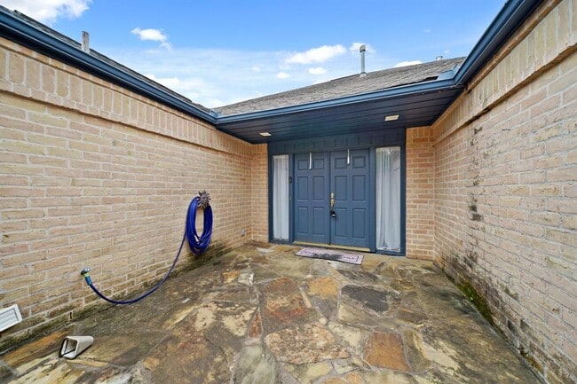 Building Photo - 414 Fox Briar Ln