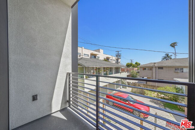 Building Photo - 1202 N Orange Grove Ave