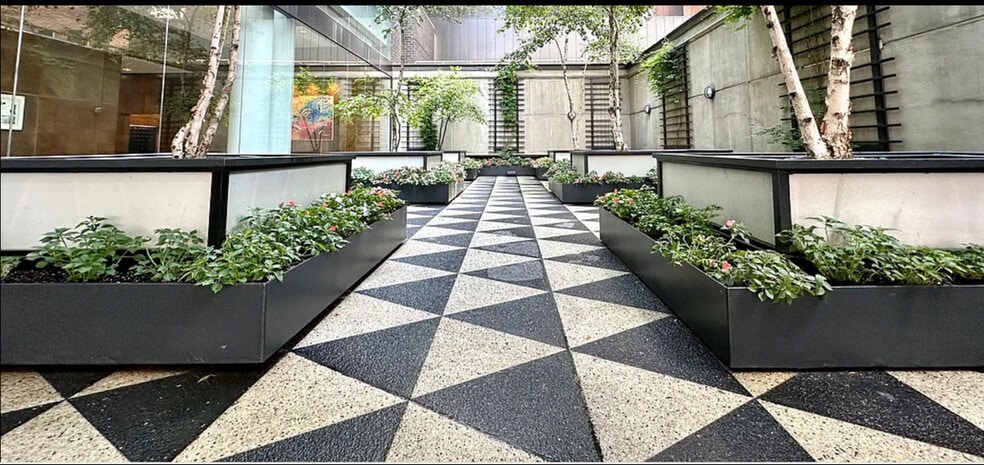 Outdoor garden - 62 W 62nd St