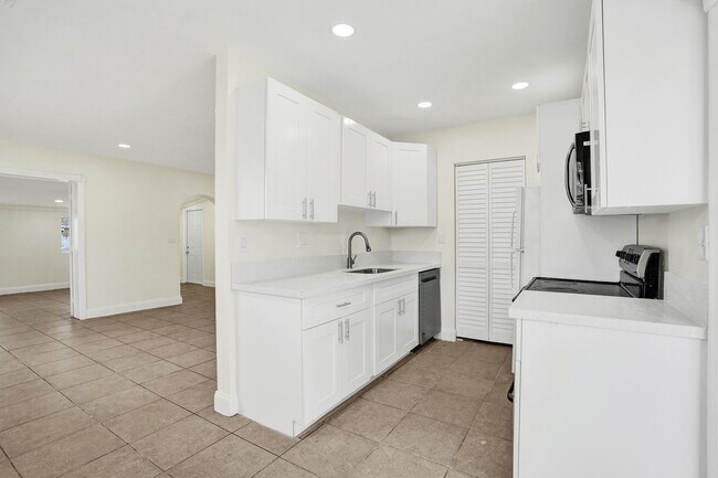 Building Photo - 4BR Corner Home (4th from FL Room) | No HOA | Large Fenced Yard | Move-In Ready