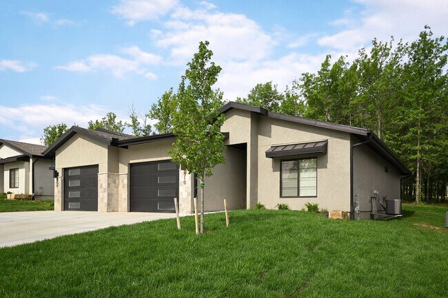 Building Photo - Twin Villa One Car Garage