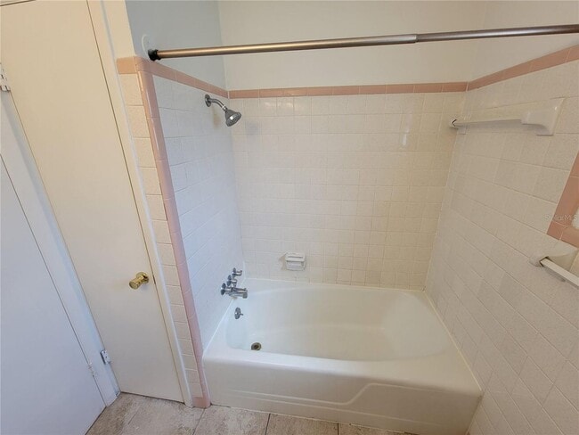 Building Photo - Charming 1/1 Duplex in St. Cloud – No HOA ...