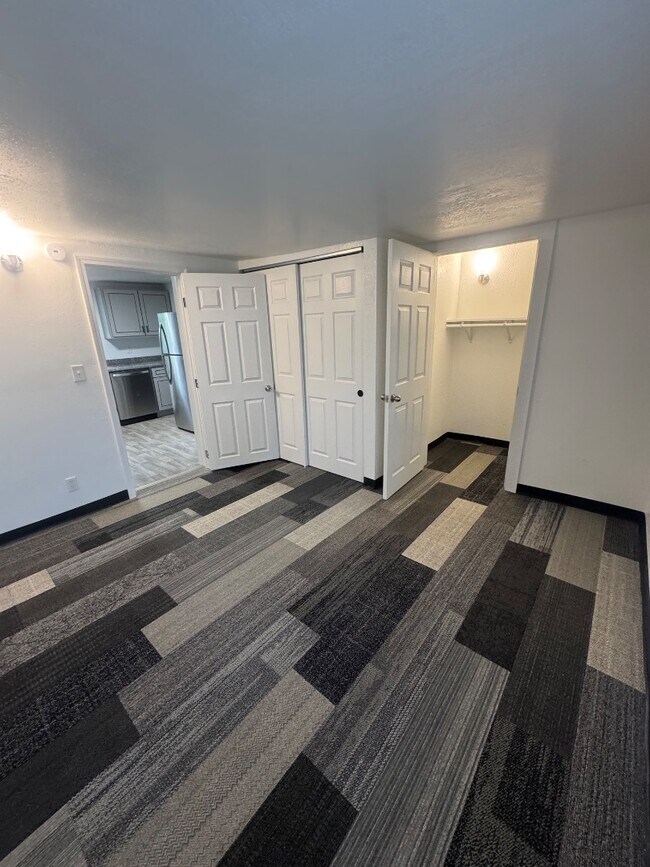 Building Photo - 315 W Oakridge Ave