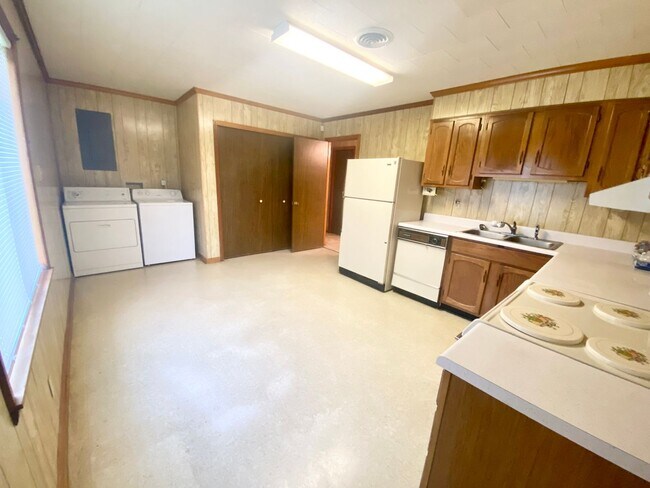 Building Photo - 3 BR house on quiet street