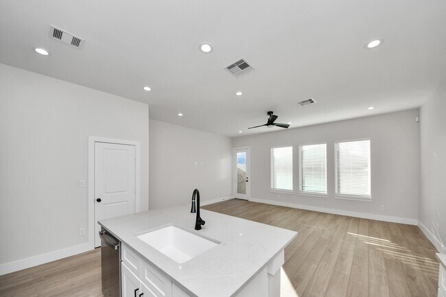 Building Photo - 8306 Comal St