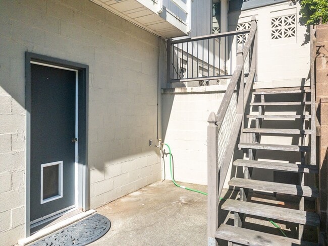 Building Photo - 1Bed/1Bath! Parking! Laundry! Garden! Pet! PROGRESSIVE