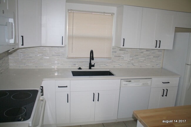 Building Photo - Updated 3 bed 2 bath Close to downtown