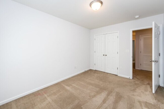 Building Photo - Beautiful 3BD/2.5BA Townhome in the Lions ...