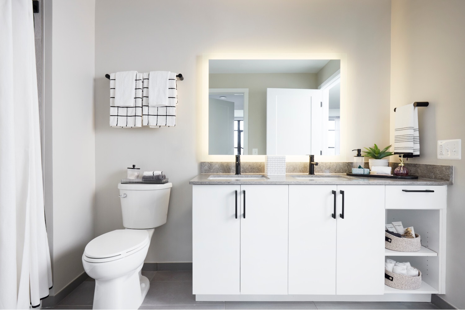 Interior Photo - Easton