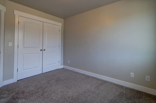 Building Photo - Pet friendly Herriman Townhome