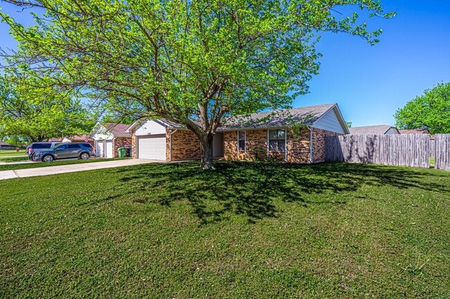 Building Photo - Corner-Lot 3Bedroom Charmer in Yukon with Fireplace & Enclosed Patio!