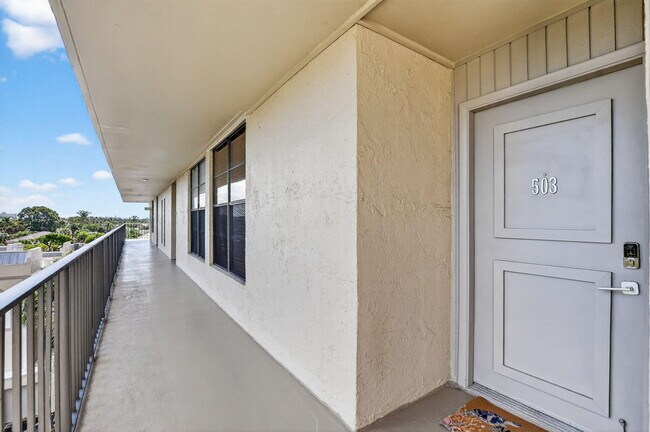 Building Photo - 20 Royal Palm Way