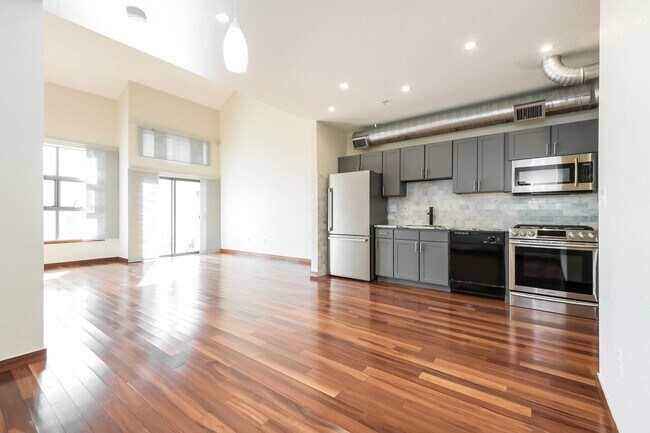 Building Photo - Top Level One Bedroom Condo in Rhino