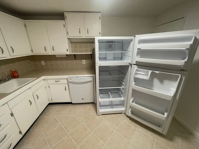 Building Photo - Quiet Corner Apartment in the Heart of Salem