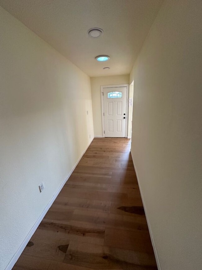 Building Photo - Stunning 4-Bedroom Home with Designer Fini...