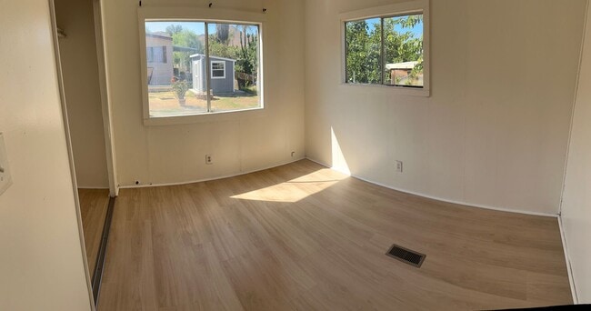 Building Photo - 2 Bedroom / 1 1/2 bathroom home in Perris