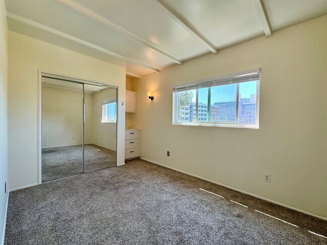 Building Photo - 4284 Third Ave