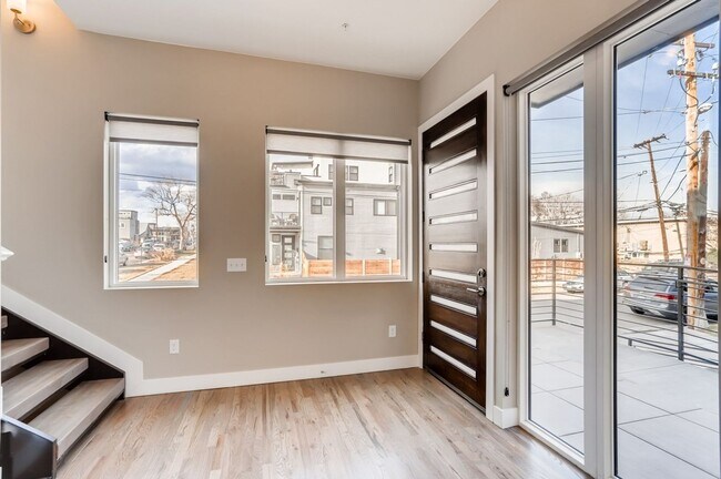 Building Photo - Sunnyside 3 Bedroom Townhomes for Rent