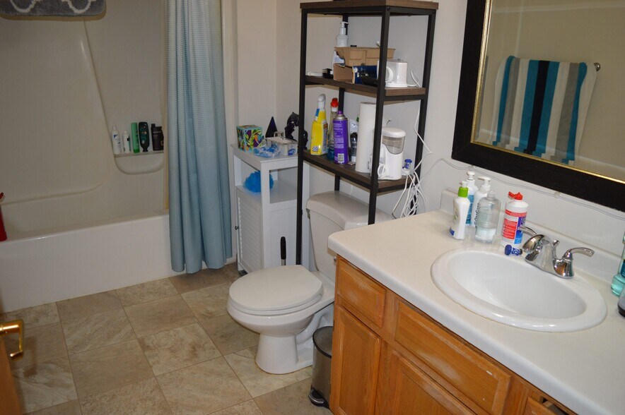 Building Photo - 207 School Rd