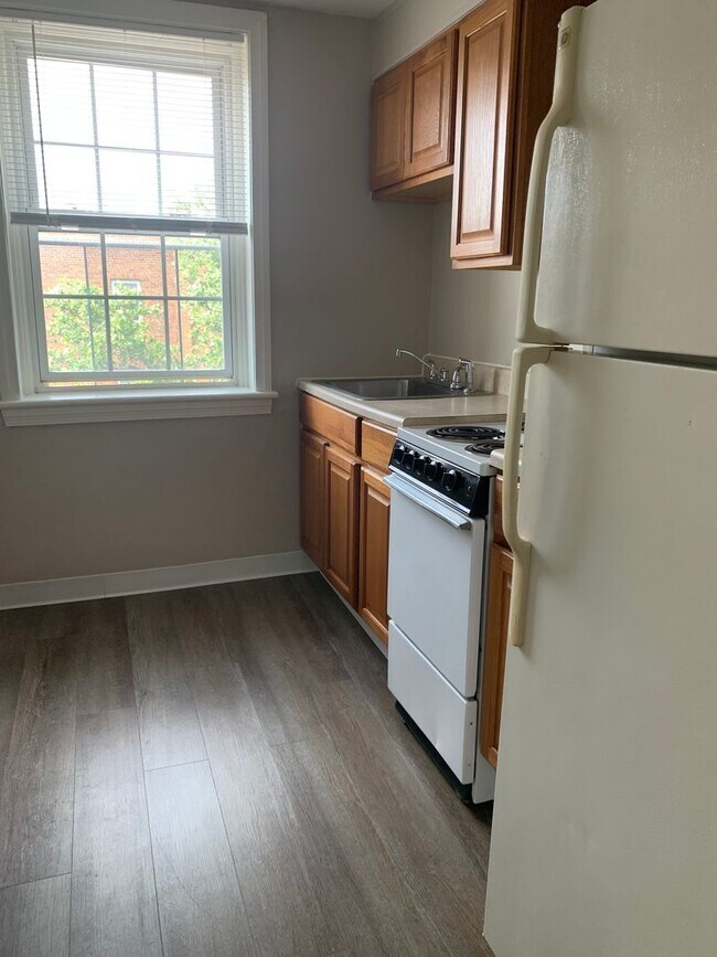 Building Photo - ONE BEDROOM ON THE BEST MAIN ST IN THE USA
